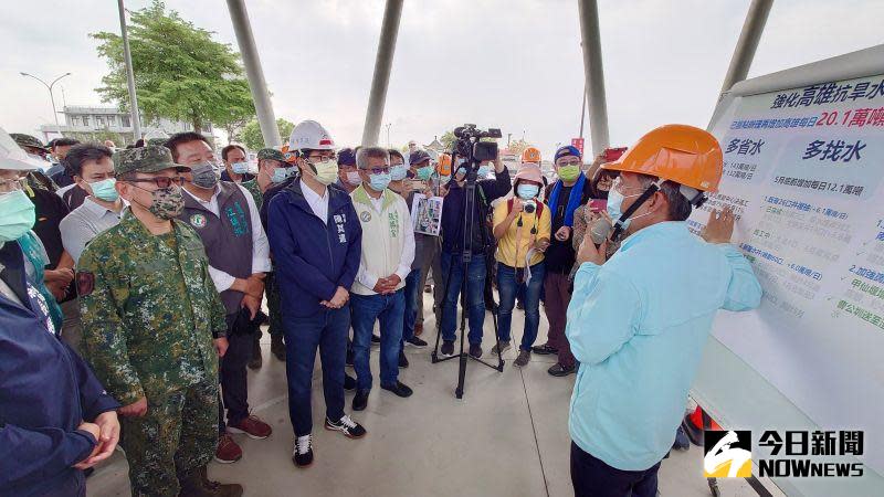 ▲水利署長賴建信（右），和高雄市長陳其邁今日上午到高屏溪攔河堰管理中心，視察高屏堰抗旱2.0工作成果。（圖／記者鄭婷襄攝，2021.04.18）