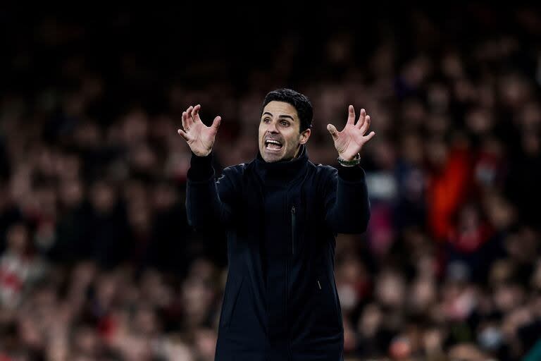 Mikel Arteta, entrenador español de Arsenal, de Inglaterra, que decidió no renovar los contratos de 16 jugadores de su equipo masculino