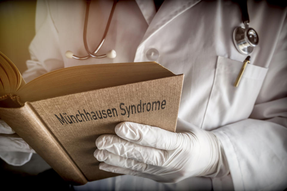 Someone holding a book with "Münchhausen Syndrome" on the cover