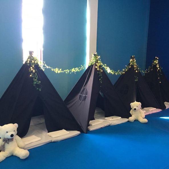 Para acomodar as crianças havia um espaço de recreação com barracas para os pequenos dormirem. (Reprodução/ Instagram)