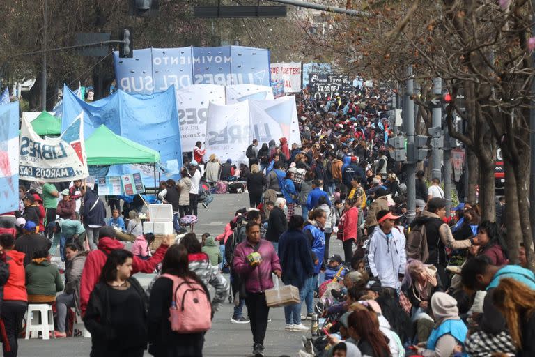 Continúa el acampe de organizaciones sociales frente al Ministerio de Desarrollo Social