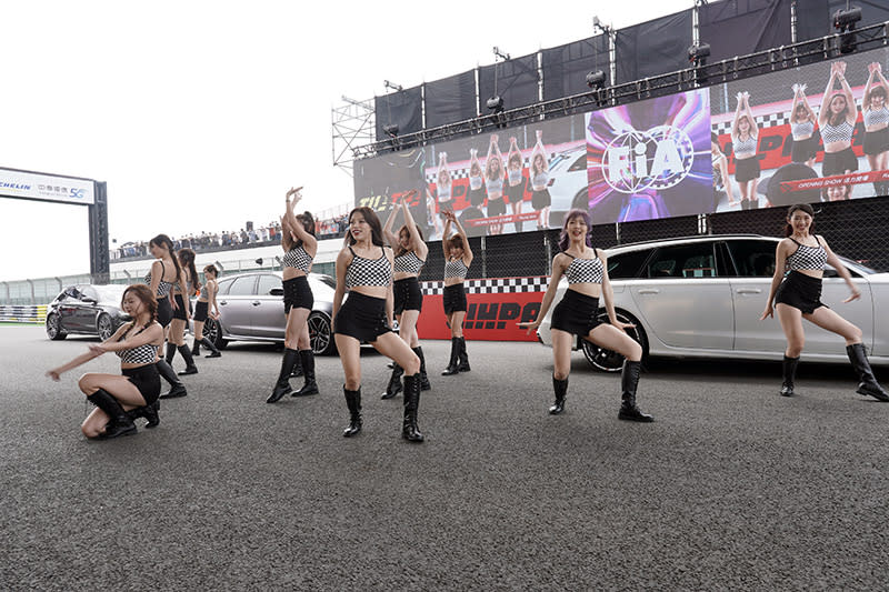 藝人姚元浩所組成之賽車女孩團體「浩星女孩」開場表演。