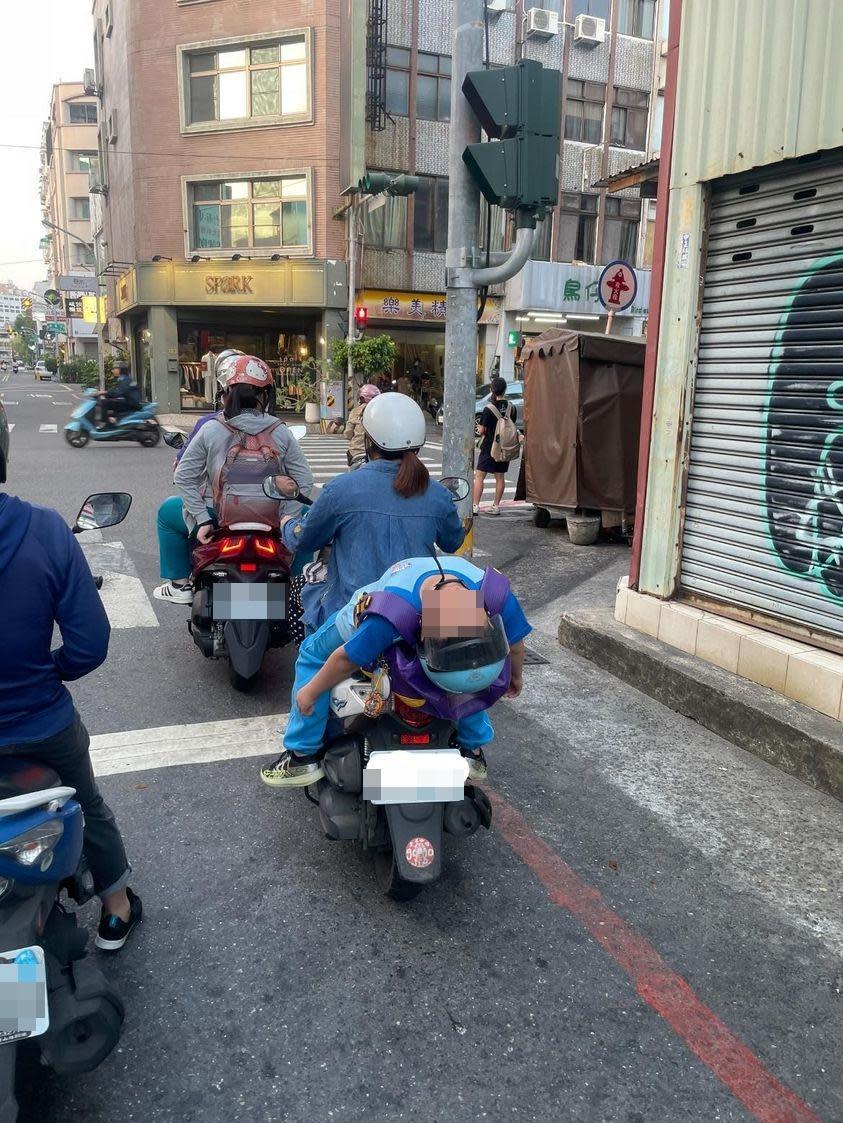 機車後座的小學男童整個往後躺呼呼大睡。（翻攝自臉書社團：路上觀察學院）