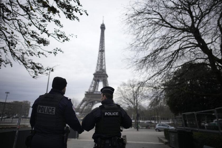 Archivo.- Policías franceses montan guardia