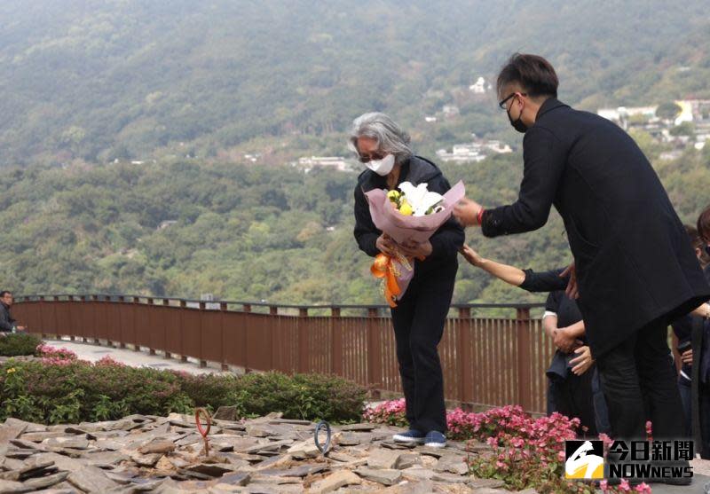 ▲李璇讓丁強骨灰長眠陽明山。（圖／記者陳明中攝）