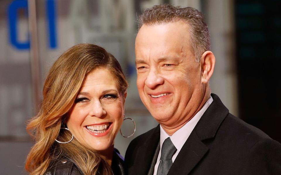 <p>Aller guten Dinge sind manchmal zwei: Tom Hanks war bereits verheiratet, bevor er Schauspielerin Rita Wilson das Ja-Wort gab. Dafür gibt es seit 1988 für den "Forrest Gump"-Star nur noch sie. 2015 sagte der Oscar-Preisträger in Los Angeles: "Ich kann es immer noch nicht fassen, dass meine Frau mit mir ausgeht." (Bild: Tristan Fewings/Getty Images)</p>