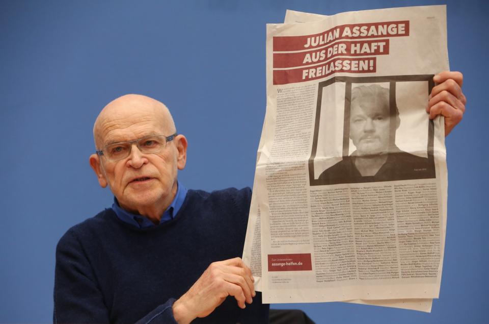 Investigative journalist Günter Wallraff at a news conference calling for the release of Wikileaks founder Julian Assange (Getty Images)