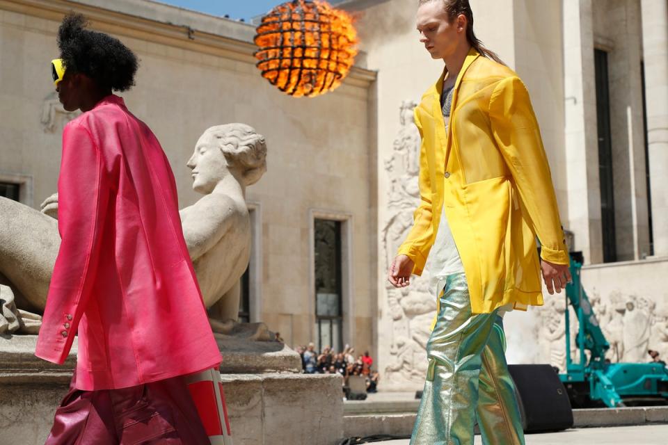 Golden globes:  Rick Owens’ SS23 men’s  show at the Palais de  Tokyo in Paris | Getty (Getty Images)