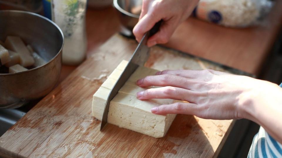 Incluso alimentos blancos como el tofu pueden ser parte de la dieta arcoíris.