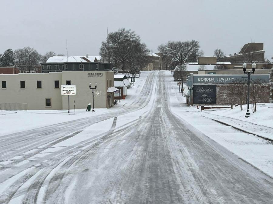 Snow on E. Broad Street in Cookeville (Courtesy: Putnam County Emergency Management Agency)