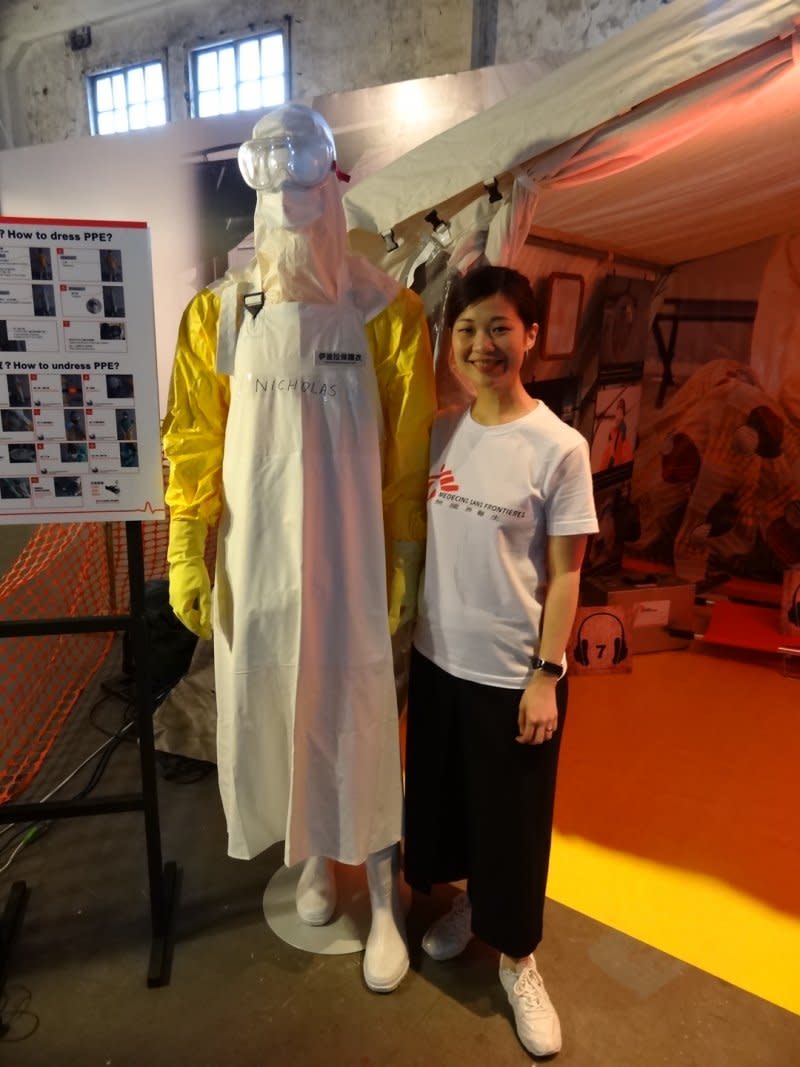 無國界香港辦事處高級傳訊主任蔡明欣與「得來不易」的防護衣。（江玟、蕭喬云攝）