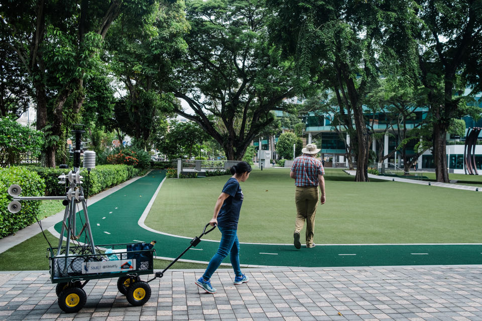 Durante un estudio en Singapur, Rachel Pek, investigadora adjunta, arrastra a "Smarty", un artefacto que rastrea la radiación procedente de la atmósfera, las superficies y el viento, el 5 de julio de 2022. (Gabriela Bhaskar/The New York Times)
