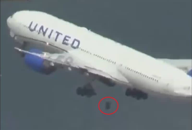 聯航一架波音B777-200型噴射機7日飛往日本的班機在起飛時，其中一個輪胎在空中脫落，緊急迫降在洛杉磯國際機場。(圖/翻攝videopress)