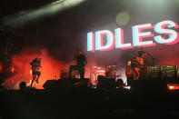 Joe Talbot, centro, de Idles, durante su concierto en el festival Corona Capital en la Ciudad de México el domingo 20 de noviembre de 2022. (Foto AP/Eduardo Verdugo)