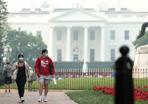 PHOTO: People wear masks outside the White House as hazy skies caused by Canadian wildfires affect the area, June 8, 2023 in Washington, D.C. (Kevin Dietsch/Getty Images)