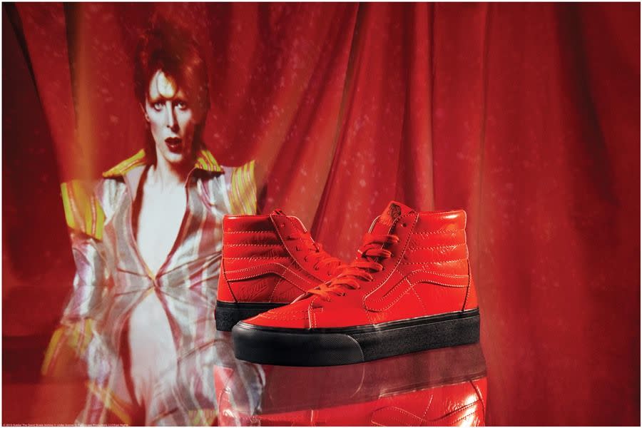 <h3>SK8-Hi Platform</h3> <p>另一款厚底的SK8-Hi Platform，創作概念來自雌雄同體的「Ziggy Stardust」這個角色，正紅色的漆皮鞋面上壓印DAVID BOWIE字樣，完美重現了屬於大衛鮑伊的華麗搖滾。</p> <cite>Vans</cite>