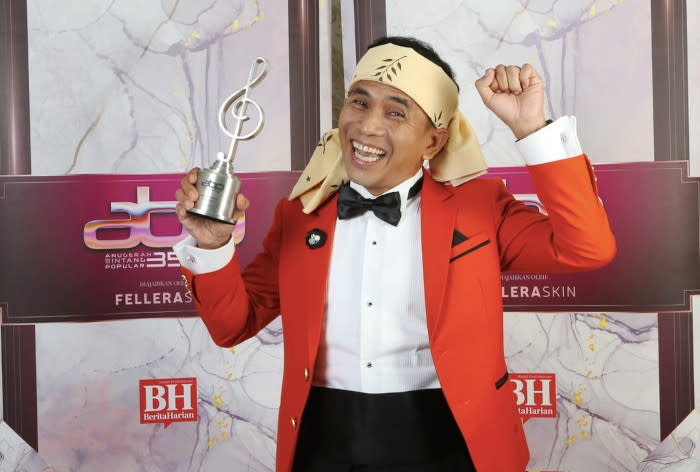 Bell won Most Popular Comedy Actor as well as Most Popular Star