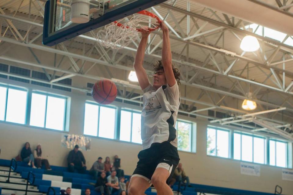 Richland’s Lucas Westerfield throws down a dunk during the Futures Game at the WIBCA All-Star Weekend on Saturday, March 18, 2023 at Curtis High School in University Place, Wash.
