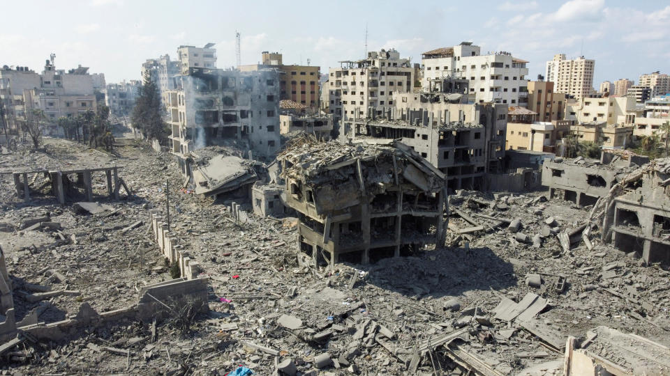 Vista aérea que muestra casas y edificios destruidos por ataques israelíes en la ciudad de Gaza, el 10 de octubre de 2023. (REUTERS/Mohammed Salem)