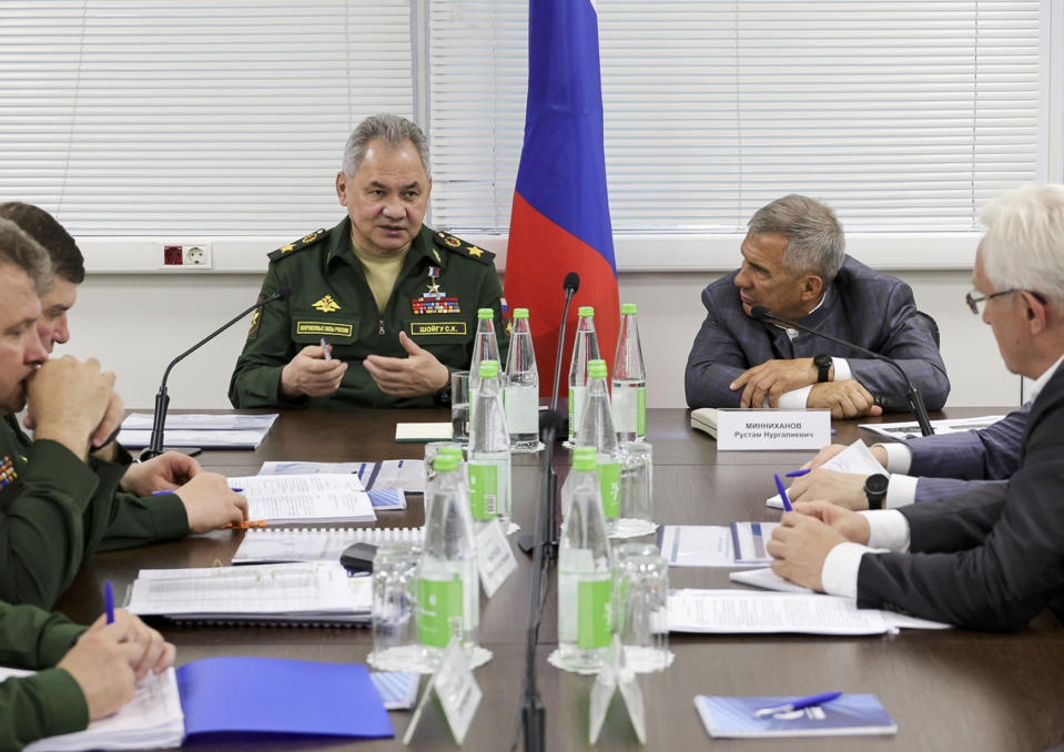 Sergej Schoigu (Mitte l), Verteidigungsminister von Russland, und Rustam Minnichanow (Mitte r), Präsident der Republik Tatarstan, während eines Besuchs des Zentralen Militärbezirks (Bild: Uncredited/Russian Defense Ministry Press Service/AP/dpa)