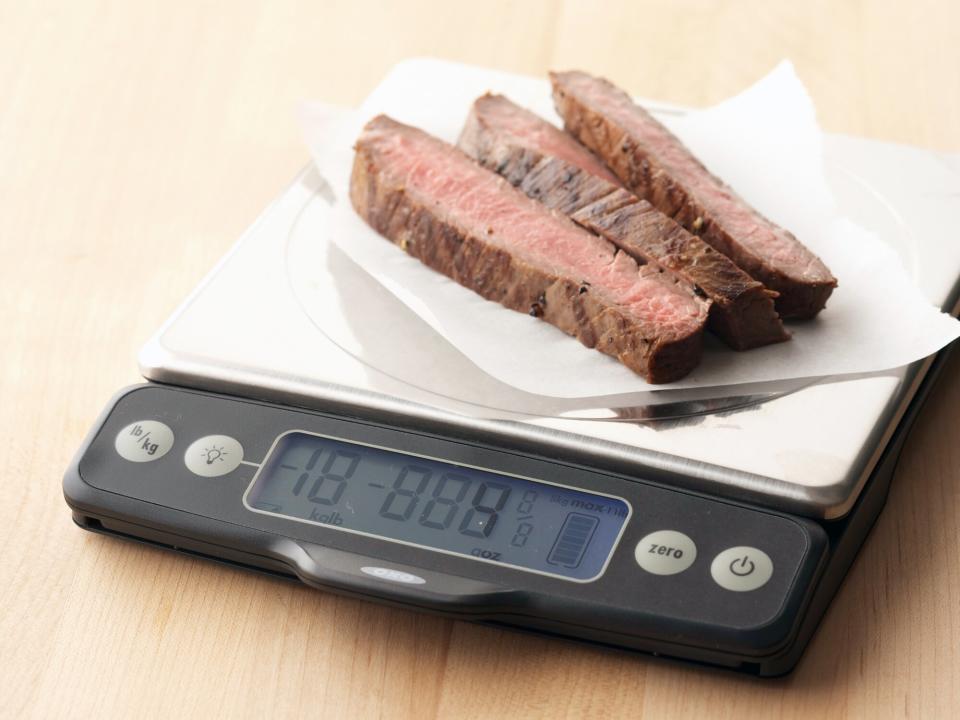 food scale with sliced steak