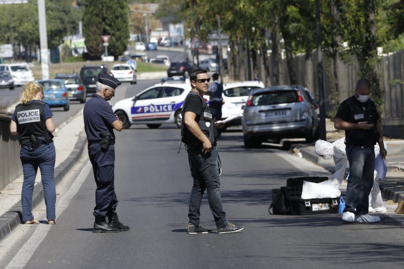 法國南部大城馬賽21日上午驚傳汽車衝撞兩個公車站的意外，警方封鎖道路（AP）