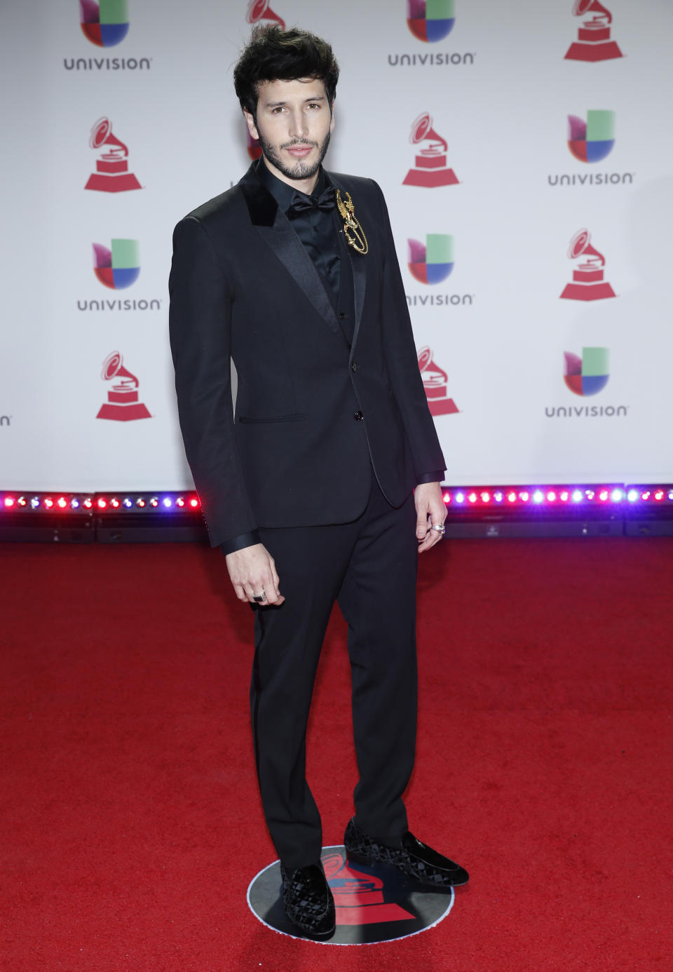 Sebastian Yatra llega a los Latin Grammy el jueves 15 de noviembre de 2018 en el MGM Grand Garden Arena en Las Vegas. (Foto Eric Jamison/Invision/AP)