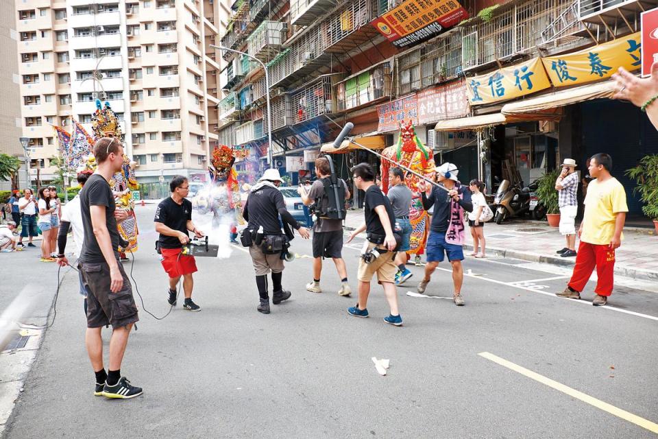 王洪飛深受台灣的獨特魅力吸引，他認為台北街頭巷弄有很多神祕的事物，因此已在台北拍攝4部作品。（前景娛樂提供）