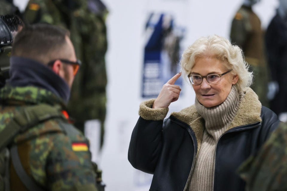 Verteidigungsministerin Christine Lambrecht im Gespr&#xe4;ch mit Soldaten im Dezember (Bild: REUTERS/Thilo Schmuelgen)