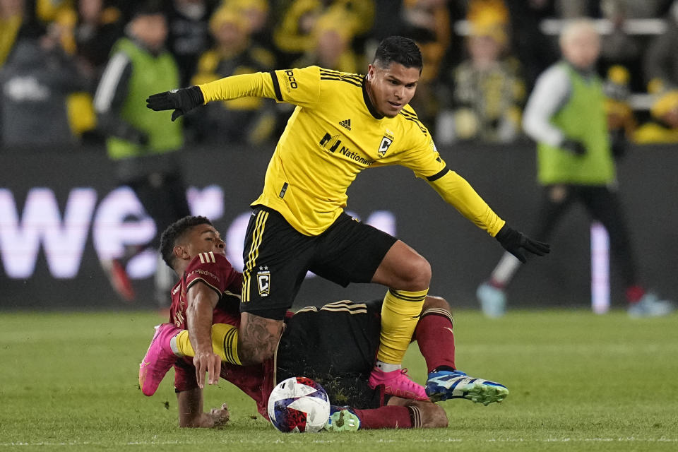 Columbus Crew forward Cucho Hernández, right, and Atlanta United defender Miles Robinson, left, get tangled up in the first half of an MLS playoff soccer match, Wednesday, Nov. 1, 2023, in Columbus, Ohio. (AP Photo/Sue Ogrocki)