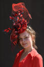 <p>Mucha altura en este diseño que pareciera estar presumiendo de las mariposas atrapadas durante el camino al Royal Ascot. Foto: Leon Neal/Getty Images </p>