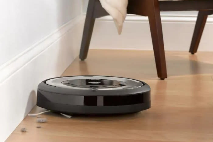 Doté de capteurs et d'une brosse latérale, l'aspirateur iRobot Roomba E5154 déloge la saleté même le long des murs