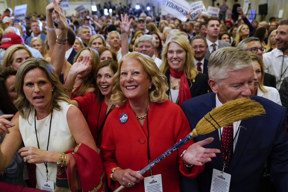 Partidarios del candidato republicano a gobernador de Virginia, Glenn Youngkin, se reúnen para una fiesta del partido en Chantilly, Virginia, el martes 2 de noviembre de 2021. (AP Foto/Andrew Harnik)