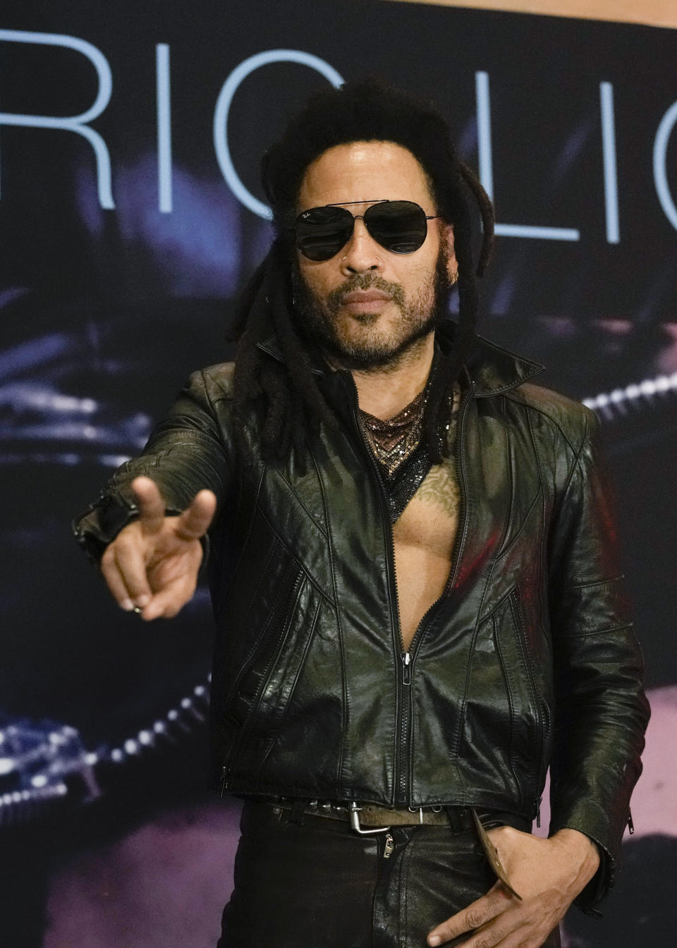 Lenny Kravitz posa en una conferencia de prensa para promover su álbum "Blue Electric Light" en la Ciudad de México el martes 26 de marzo de 2024. (Foto AP/Marco Ugarte)