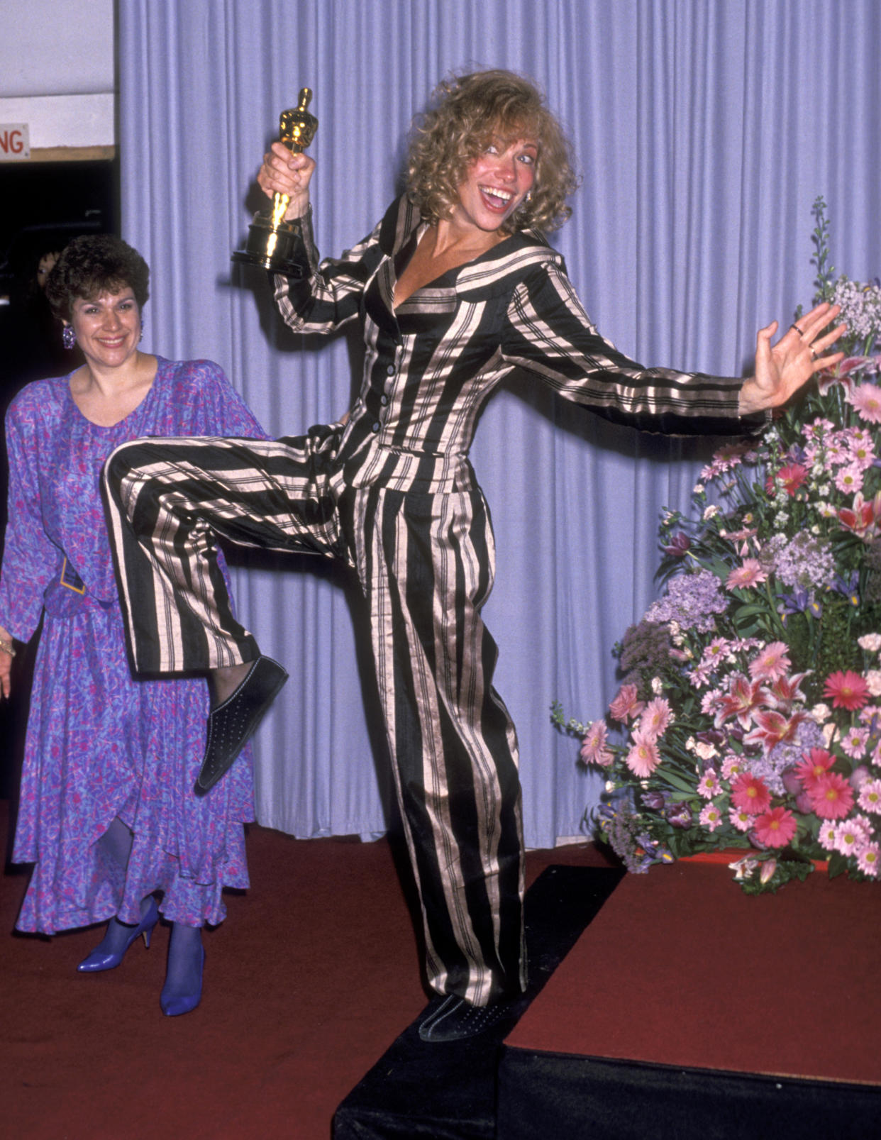 Musician Carly Simon attends the 61st Annual Academy Awards on March 29, 1989 at Shrine Auditorium in Los Angeles, California. (Photo by Ron Galella, Ltd./Ron Galella Collection via Getty Images)