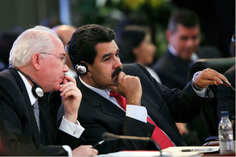 Rafael Ramírez, junto con Maduro, en Caracas, en 2013