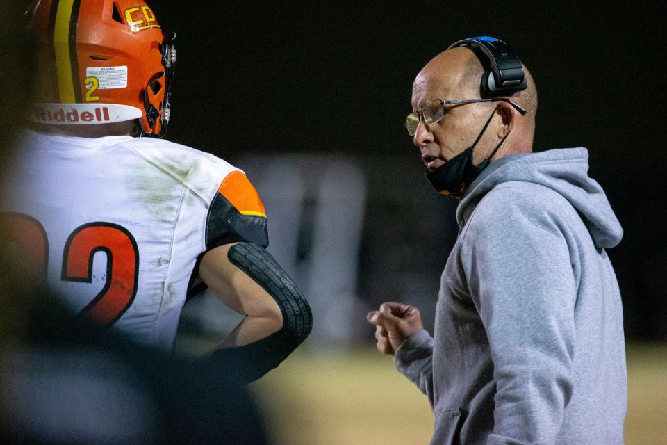 Corona del Sol head coach Jon Becktold talks to players during a timeout during the first half against Hamilton on Nov. 27, 2020, at Hamilton High School in Chandler, Ariz.