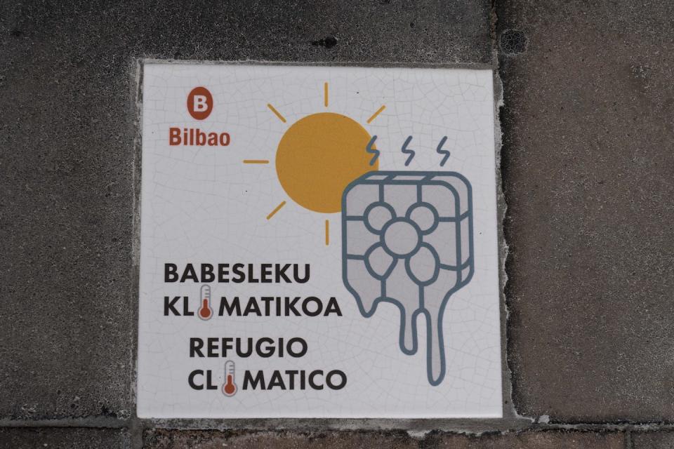 Bilbao cuenta con una red de 130 refugios climáticos, 64 de ellos interiores y 66 exteriores, distribuidos por toda la ciudad y debidamente identificados. <a href="https://www.bilbao.eus/cs/Satellite?c=BIO_Noticia_FA&cid=1279218732248&language=es&pageid=3000075248&pagename=Bilbaonet%2FBIO_Noticia_FA%2FBIO_Noticia" rel="nofollow noopener" target="_blank" data-ylk="slk:Web del Ayuntamiento de Bilbao;elm:context_link;itc:0;sec:content-canvas" class="link ">Web del Ayuntamiento de Bilbao</a>