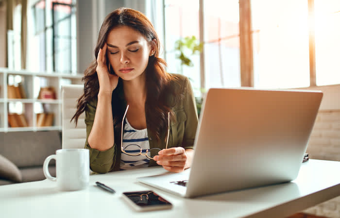 mujer con dolor de cabeza