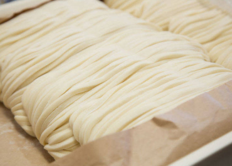 廚房裡擺放的是一早就手打製成的細緻麵條。