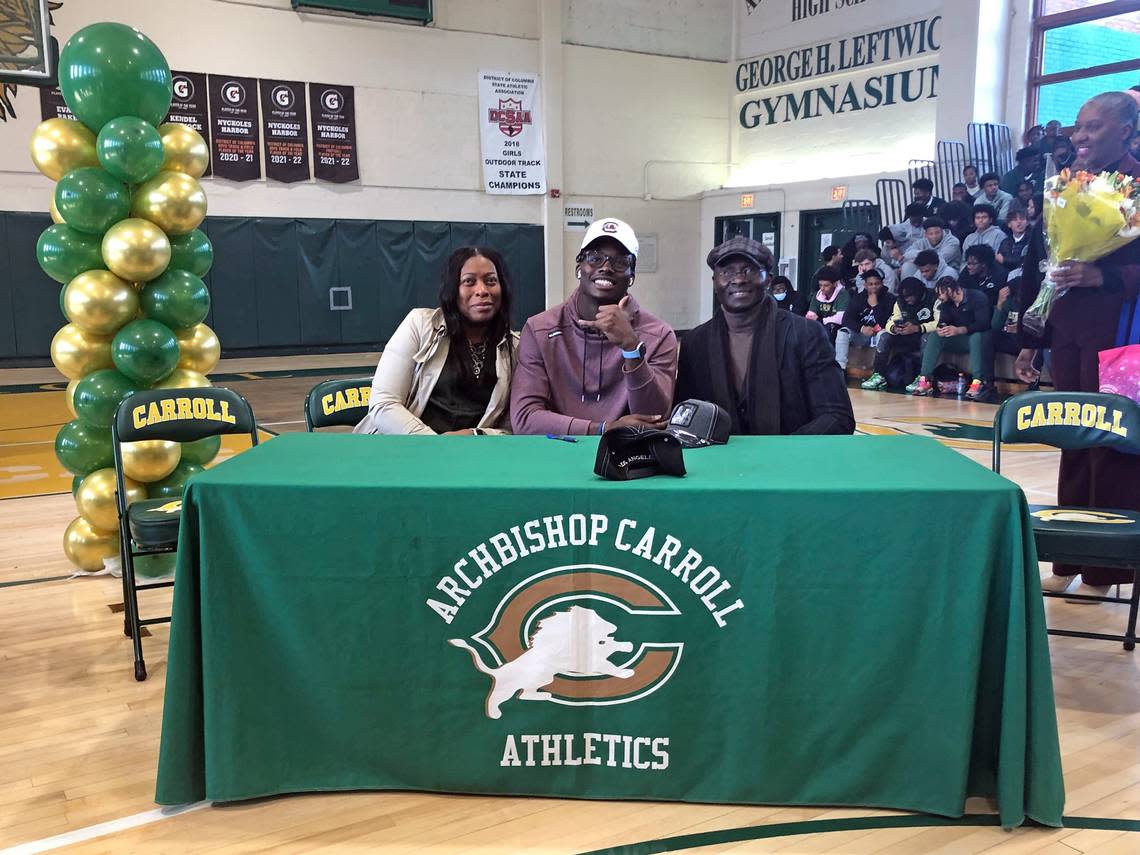 Nyckoles Harbor announced Wednesday that he was signing with South Carolina.