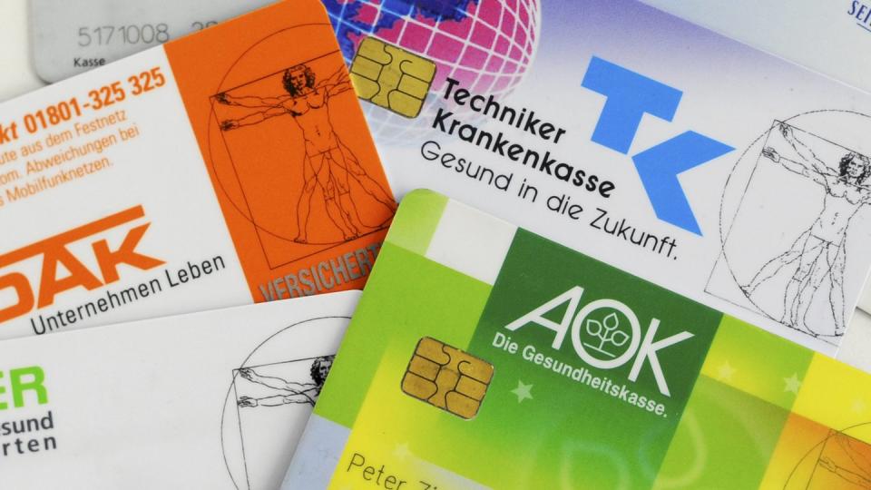 Neurentner, die freiwillig bei einer gesetzlichen Krankenkasse versichert sind, können einen formlosen Antrag stellen, um in die Pflichtversicherung zu wechseln.