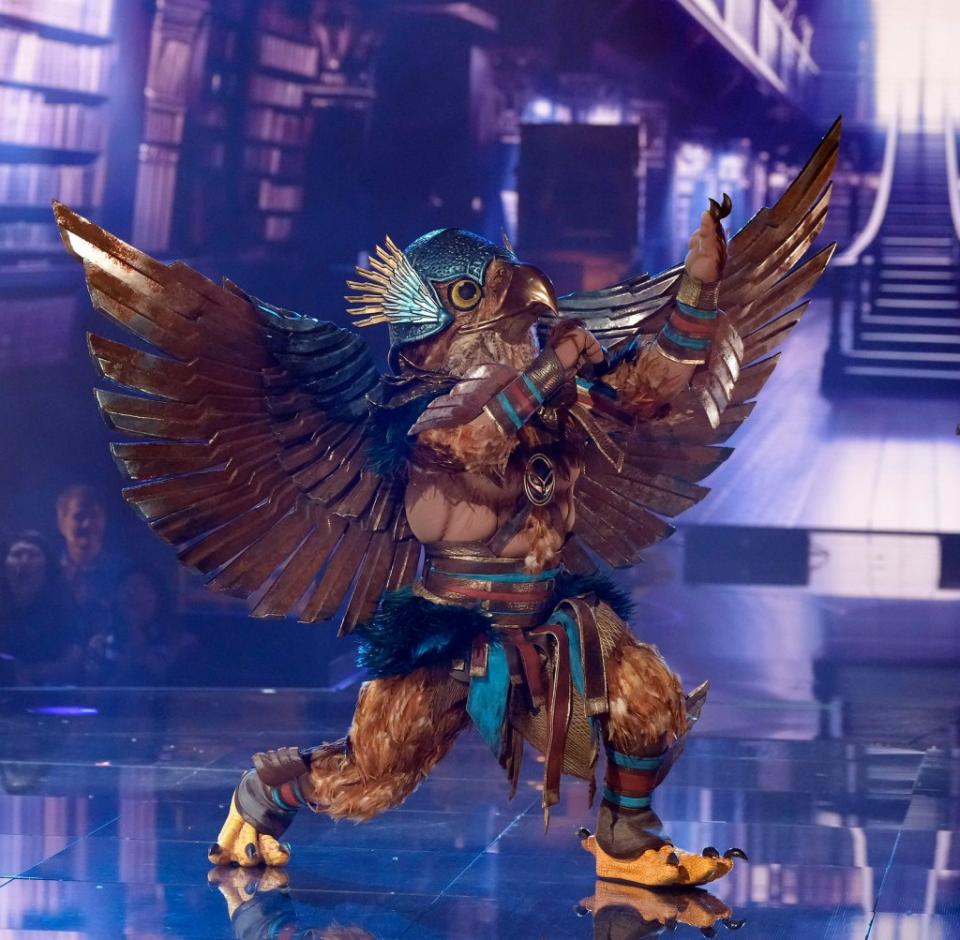 THE MASKED SINGER: Hawk in the “Harry Potter Night ”episode of THE MASKED SINGER airing Wednesday, Oct. 25 (8:00-9:00 PM ET/5:00-6:00 PM PT live to all time zones) on FOX. CR: Michael Becker / FOX. ©2023 FOX Media LLC.