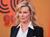 <p>Sie galt als absolutes Sexsymbol und verdiente gut in der Traumfabrik, doch 1993 ging auch Kim Basinger pleite. Die Schauspielerin verlor 8,1 Millionen Dollar im Gerichtsstreit mit Main Line Pictures, weil sie sich aus dem Vertrag für “Boxing Helena” schummeln wollte. Auch bei einem Fehlinvestment in die Stadt Braselton musste sie 20 Millionen Dollar zahlen. (Bild-Copyright: Jordan Strauss/Invision/AP) </p>