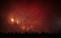 <p>Spectators watch a fireworks display on the east side of Manhattan borough, as part of Independence Day festivities Wednesday, July 4, 2018, in New York. (Photo: Craig Ruttle/AP) </p>