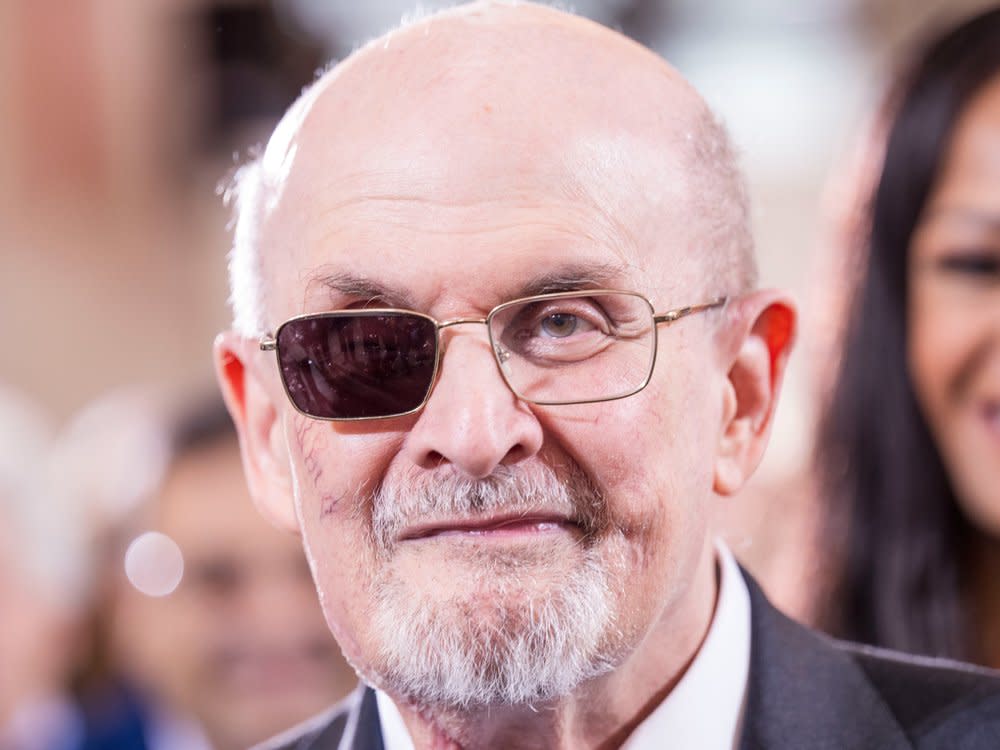 Salman Rushdie verlor bei dem Angriff sein rechtes Augenlicht. (Bild: Thomas Lohnes/Getty Images)