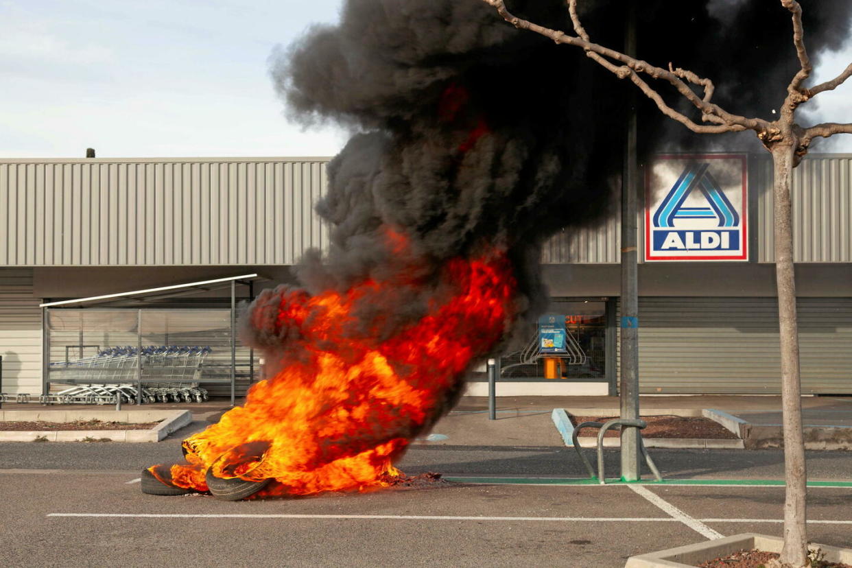 Des matériaux ont également été incendiés sur un parking de supermarché à Perpignan, non loin de Narbonne, ce vendredi 26 janvier.  - Credit:LE BRUN BENJAMIN/SIPA / SIPA / LE BRUN BENJAMIN/SIPA