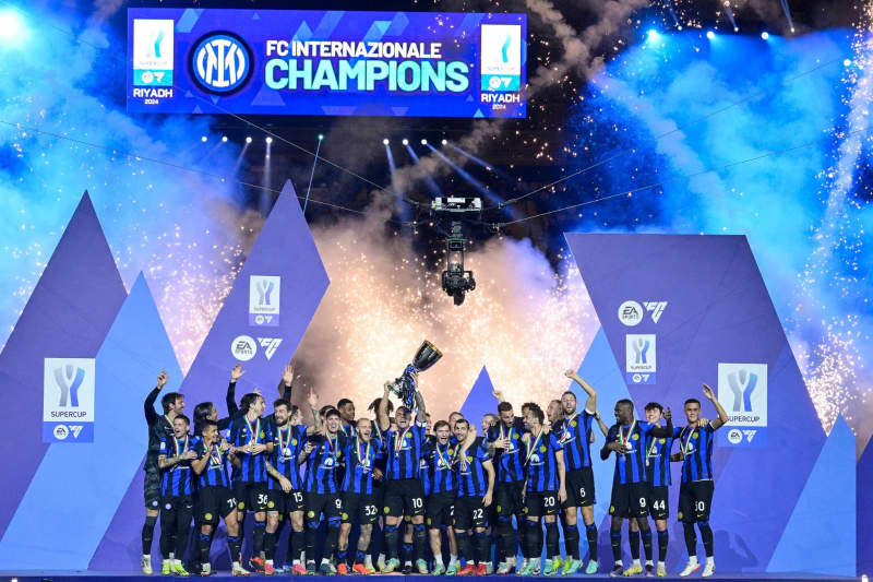 Inter Milan players celebrate with the trophy after winning the Italian Super Cup final soccer match against Napoli at Al -Awwal Stadium. Alfredo Falcone/LaPresse via ZUMA Press/dpa