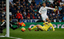 Soccer Football - La Liga Santander - Real Madrid vs Villarreal - Santiago Bernabeu, Madrid, Spain - January 13, 2018 Real Madrid’s Cristiano Ronaldo shoots at goal REUTERS/Javier Barbancho