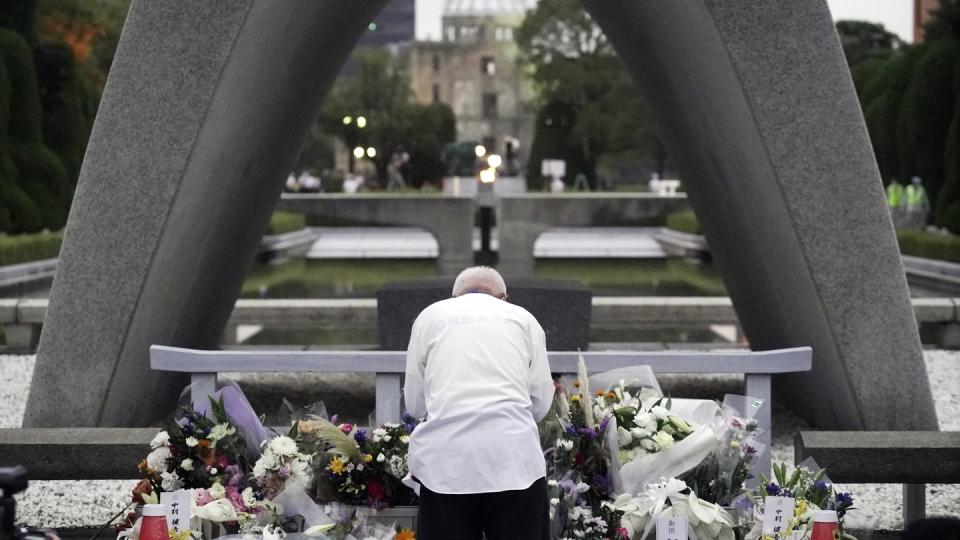 Ein Mann betet vor dem Kenotaph in Hiroshima am 75. Jahrestag des Bombenabwurfs für die Opfer.